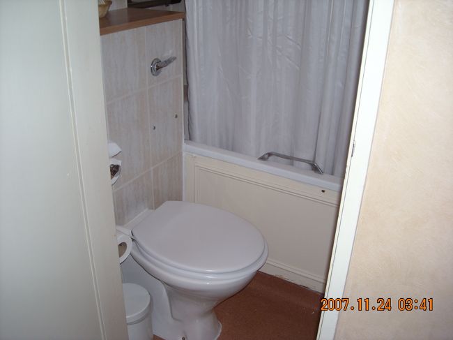 実に景気良い水の勢いの割には，流れがいまいちなトイレ。困ったものだ。