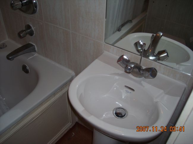 小さすぎる洗面台に恐怖の熱湯風呂。以前イギリスに滞在していた時には，シャワーから熱湯しか出ない家に住んでいたため特には問題なし(別に嬉しくはないが)。