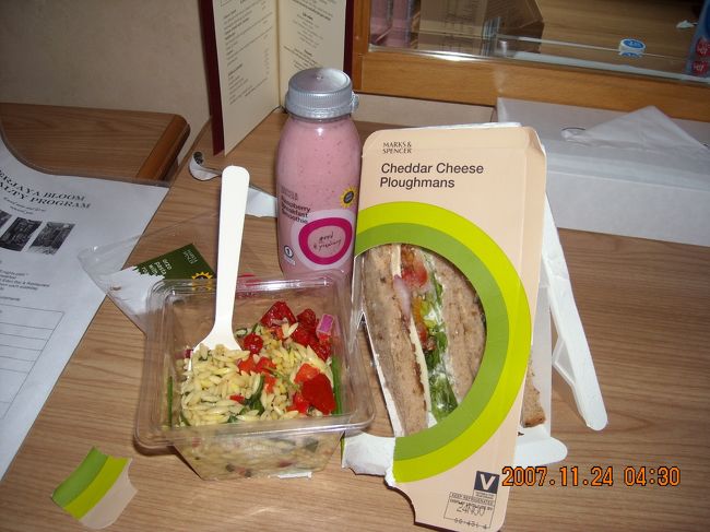 近所のショッピングセンターWhiteleysにあるMarks＆Spencerで夕食調達。<br /><br />サンドウィッチ(チェダーチーズ・プラウマンズ) (£1.85)，パスタとドライドトマトのパスタ(£1.99)，ベリー類のスムージー(£1.50)。<br /><br />結構空腹だった筈なのに半分以上残す。旅行ではいつもあまり量を食べられないのだが今回も同様らしい。しかしこのスムージーの酸っぱさ実に暴力的。名前が｢Wake Up〜」とか何とかだったが，確かにこれを朝飲んだら嫌でも目が覚めると思う。