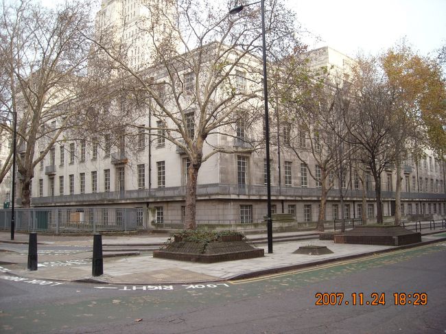 ホテルの朝食はコンチネンタルのビュッフェ。<br /><br />基本的に朝は絶対食べるが量は全然いけないたちなので，イングリッシュブレックファーストの大量の動物性たんぱく質の摂取は当然無理。コンチネンタルで十分。<br /><br />クロワッサン1つと，薄〜いハム・チーズそれぞれ1枚とヨーグルトに苺のコンフィチュール，ミルクティーで，通常の倍量の朝食を平らげ動きが鈍る。<br /><br />しかし，欧米系の宿泊客たちは，皿に山盛り食べている。彼らは本当にそれだけ食べたいのか？ビュッフェだから無理して食べているだけじゃないのか？と小１時間ほど問い詰めたい気分の中，いざ出陣。<br /><br />おのぼりさんらしくまずBritish Museumから攻めていきます。が，いきなり道に迷い戦意喪失。ここはどこ。