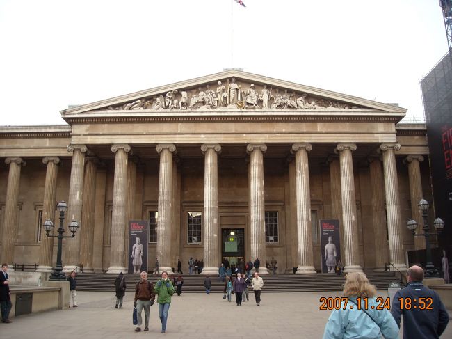 Museum前の，明らかに本来の用途を無視した目的のために使用されたであろう臭気と裸のお姉さま方のの写真と連絡先が載ったチビちらし(日本人女性のものも)が充満した不衛生かつ不品行な電話BOXから，日本の自宅へ「無事ついた」TELの後，いざ。