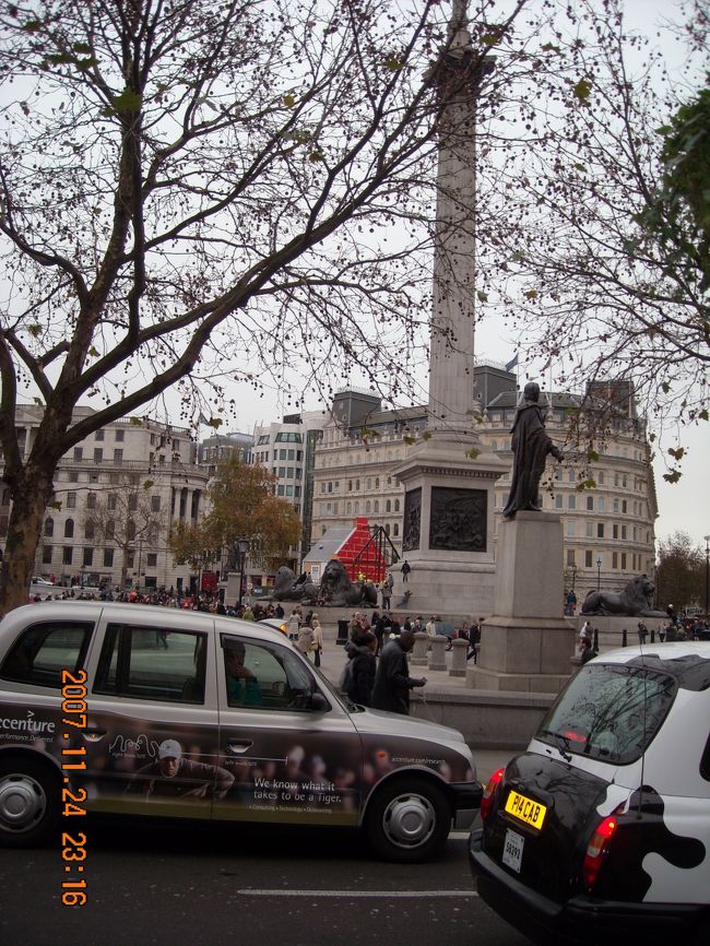Trafalgar Square。<br /><br />実は前の晩，長旅で疲れていたにも関わらず，上の部屋の野郎の夜中中歩き回る音で一睡もできず。この時点でかなりフラフラ。National GalleryのSainsbury Wingをチラ見しただけでホテルへと帰還。無理は禁物。<br /><br />