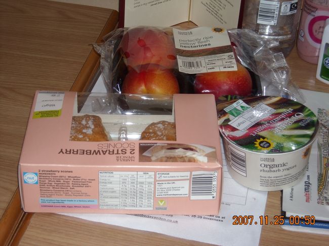 小腹が空いたような空いていないような･･･，で，WhitleysのM＆Sで２個入りストロベリースコーン(£1.49)と４個入りネクタリン(£3.49)他を購入。ルバーブのヨーグルトは夕食のデザート用。<br /><br />２つ入りのスコーンは１つしか食べられず。これ以外にも結構食べ物を無駄にした旅だった。<br /><br />