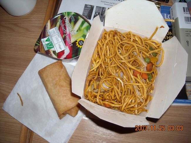 夕食。<br /><br />ホテル近辺には，中華を始め色々エスニック系のレストランもあるのだが，いかんせん情報不足のため，どこが良くてどこが悪いのやらさっぱり。仕方なく，手軽そうな中華系デリで，焼きそばと春巻き(併せて£5.50)をテイクアウェイ。<br /><br />しかし店の名前は，｢Chopstix」なのに，入っていたのは箸ではなくフォークだった。こういうのってどうかと思う。<br /><br />私は決して小食ではないが，いかんせん量が多過ぎる上おやつにスコーンも食べていたので，３分の１程度であえなくギブアップ。なんか辛いものを期待していたのだが，全然辛くなかった。日本では食べられないルバーブのヨーグルト(£0.59)がデザート。