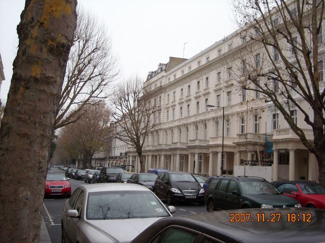 朝のホテル界隈。<br /><br />昨日に引き続き部屋での朝食。<br /><br />ホテルの唯一のリフトが故障中。