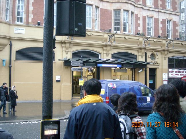 あまりお世話にならなかった(滞在中CircleLineとDistrictLineがおバカだったため)TubeのBayswater駅。お礼は言わない。