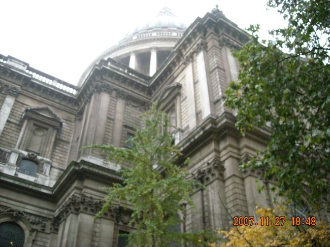 大変お世話になったCentralLineのQueenswater駅からSt.Paulsへ。<br /><br />さすがにSt.Pauls周辺はリーマン＆OLの方々が多く，おのぼりさんツーリストは浮き気味。<br /><br />