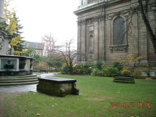 しばらく入口が見つけられずに庭(？)をうろうろ。<br /><br />取りあえず周囲を１周してみれば見つかるかも，と思いついたのはなんと20分程うろうろ後。<br /><br />どうやら私もおバカだったらしい。でもこの事はあまり突き詰めて考えないようにする。<br />