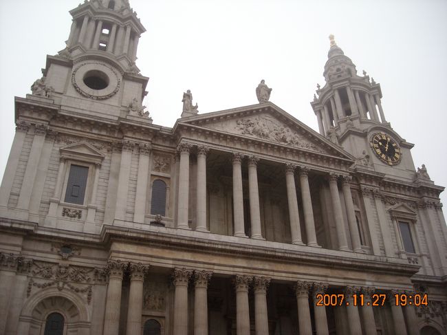 内部へ。<br /><br />£9.50も取られた。その割に中は撮影禁止。<br /><br />気分を害したので，床のお墓をもれなく踏みまくる。踏みまくる。