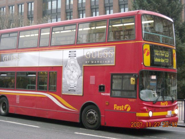 ロンドンバス。<br /><br />２台連結のバスまである。特別に免許を要するのだろうか。