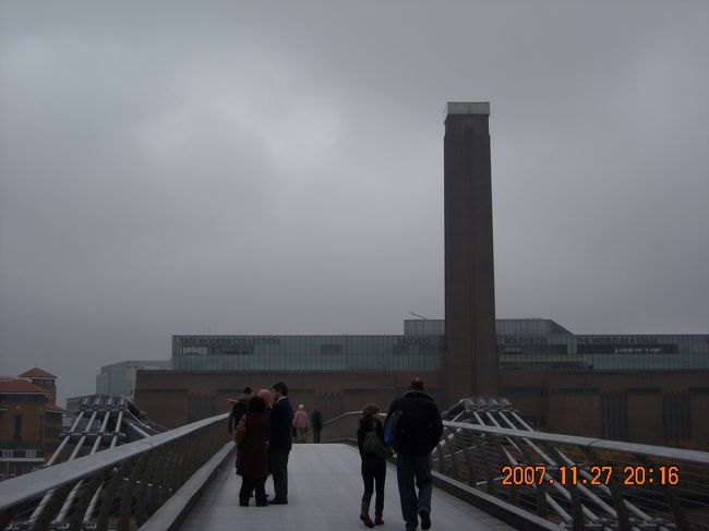 Millennium Brige上から臨むTate Modern。