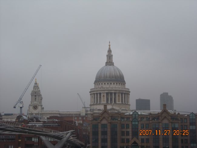 対岸から臨むSt.Pauls。