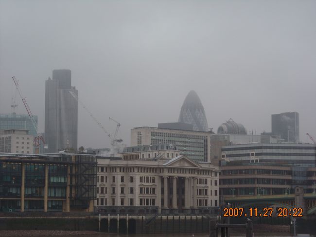 小雨にむせぶガーキン君。<br /><br /><br />使用経験はないが，座薬ってこんな形状だと言う印象。