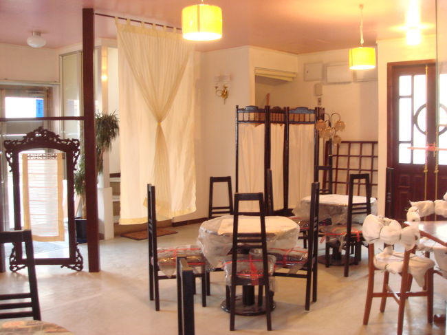 この旅行記はここで終わりです。<br />ハノイの素敵なカフェのイメージで、ただいま製作中の店の一枚です。この椅子やドアたち（写ってないけど、くそデカいカウンターも）、マイフレンドが縫ってくれたカーテンETCが、海を渡って来てこうして収まりました。旅から４ヶ月。やっぱり私は、いまだあの街角にいるみたいです。