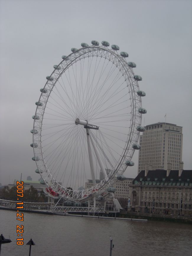 Westminsterへ移動。<br /><br />London Eye。<br /><br />勿論乗らない。途中でお腹痛くなっても困るし。