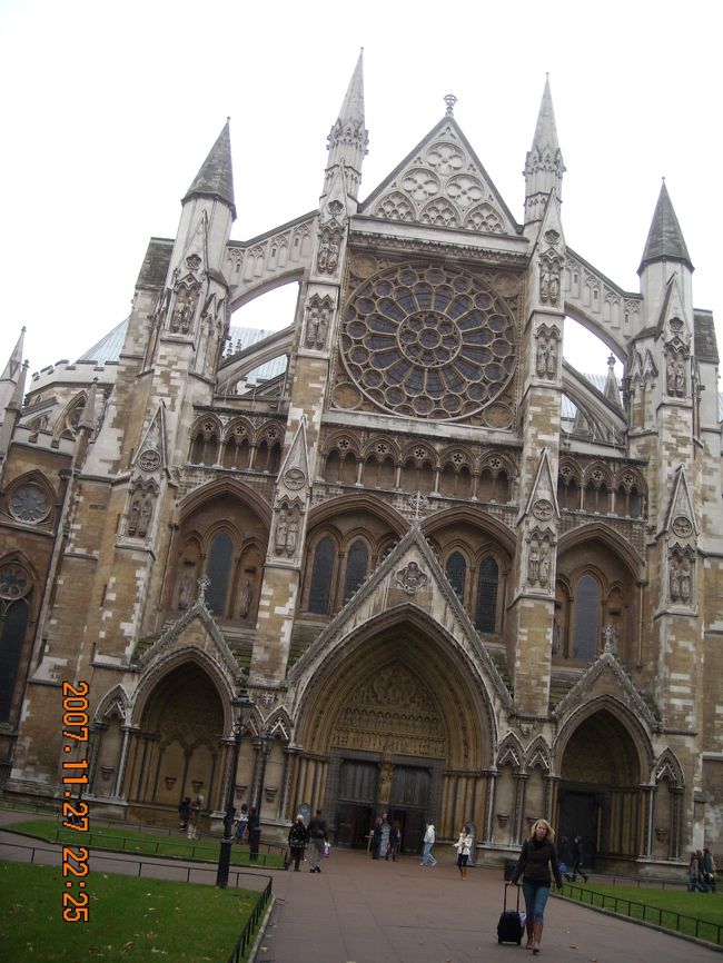 Westminster Abbey。<br /><br />£10位徴収するくせに，中にトイレもない。内部は写真撮影禁止。<br />