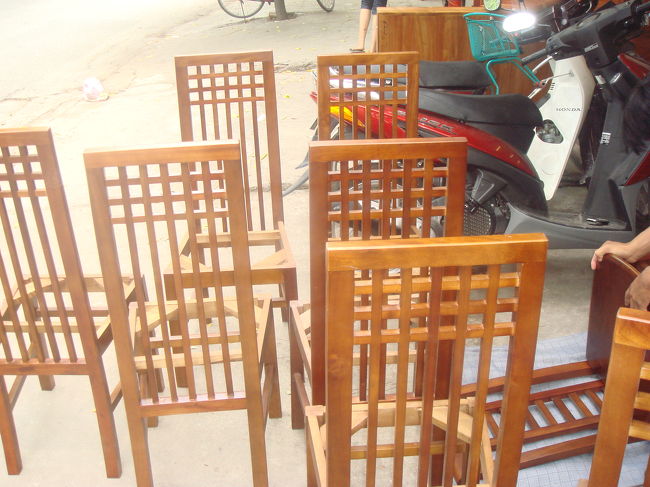 ハノイ記?から続いてまーす。<br />その、デ・ラタン通りの椅子屋さん。連日、炎天下に二人も子供をつれて、右往左往してまで私の求めるもの、とはちょっとイメージが違うけど、パチリ。
