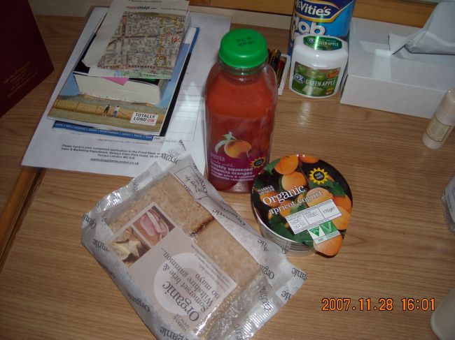 ホテルの部屋で，ハムとブリーのサンドウィッチ(£3.50)，アプリコットヨーグルト(£0.59)，オレンジ＆ラズベリージュース(£1.99)の朝食。結構な大きさのサンドウィッチを無理して1切れ半食し動きが鈍る。<br /><br />今日の予定はHampton Court Palaceだが，昨夜腹痛で睡眠不十分なせいかイマイチ気乗りしない。<br /><br />