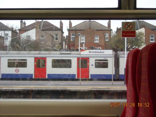 Wimbledon駅。<br /><br />Waterloo駅に着いたら丁度Hampton Court行の列車が出る直前。勢いでチケットを購入して列車に。