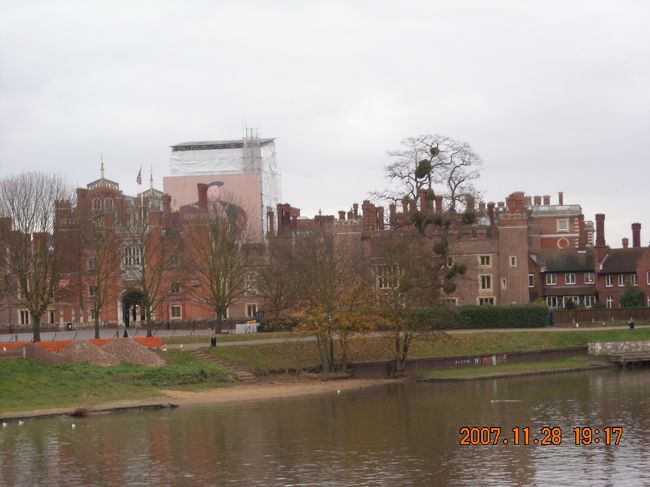 Hampton Court Palaceを臨む。