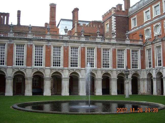 中庭。<br />内部はTudor Kitchenを除いて写真撮影禁止。<br />