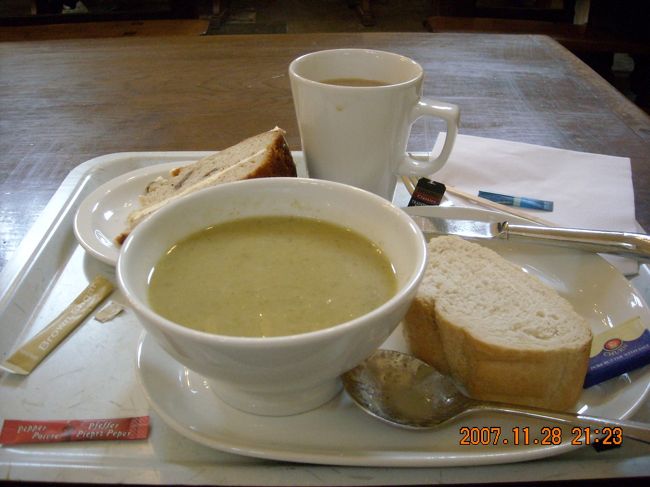 Privy Kitchenで昼食。<br /><br />リークのスープ(パン付)(£3.95)とバナナケーキ(£2.50)と紅茶(£1.40)。<br /><br />スープの味が薄かったので足そうと思って取ってきた塩をなんと間違えて紅茶へ。混ぜずにそのまま飲んだら３分の２位までは無事に飲めた。スープのお味はいまいち。当然ながらケーキは完食できず。