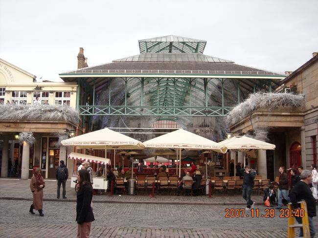 初めて来てみたCovent Garden。<br />正直何が面白いのか全然判らない。大道芸位か。