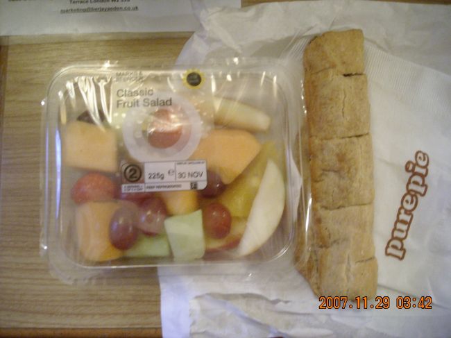 夕食。<br /><br />Paddington駅構内で購入したソーセージロール(£2.00)と同じく構内のＭ＆Ｓで購入したフルーツサラダ(£2.30)。<br />