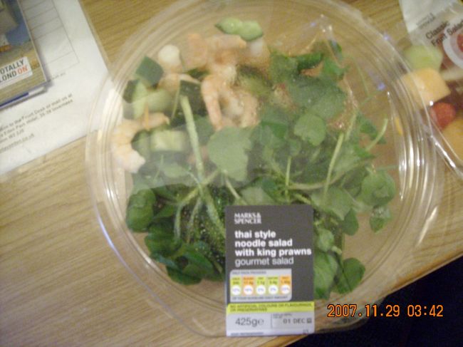食べきれないくせに，目移りして必要以上の食料を買ってしまう。<br /><br />同じく夕食のタイ風ヌードルサラダ(£4.19)。<br /><br />パクチーが入っていてスウィートチリソースがかかっただけでタイ風か。美味しいけどちょっとくどい。<br /><br />気付いたが，スーパーのデリとかサラダの種類自体は豊富なのだが，意外と1人分サイズで野菜中心のサラダは置いてない。生野菜が恋しくなる。