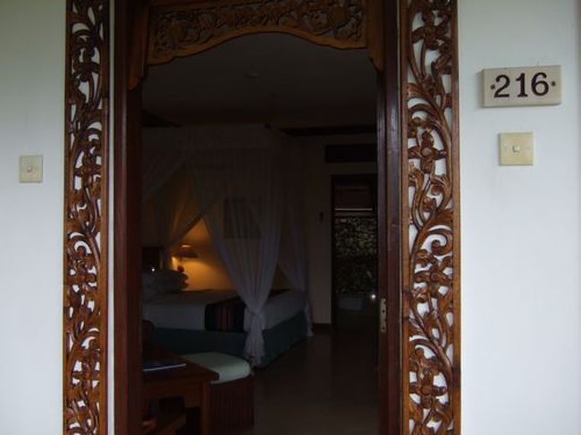 海岸が目の前、芝生のロードを歩くと玄関があります。<br /><br />玄関から部屋を見ます。