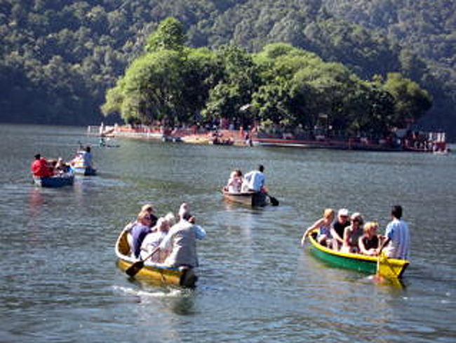 中ノ島へ渡るのは手漕ぎボート