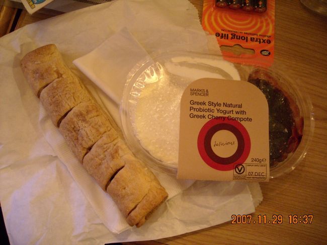 ホテルの部屋でまったり朝食。<br /><br />ソーセージロール(£2.00)とギリシャ風ヨーグルト(£1.70)。<br />ヨーグルトは高かったのだが非常に美味しい。<br /><br />実はイギリスのふにゃふにゃソーセージが結構好きなのだが，このロールの具としてしか食べる機会がなかった。次回の訪英時には是非リベンジでソーセージ＆マッシュを頂きたい。