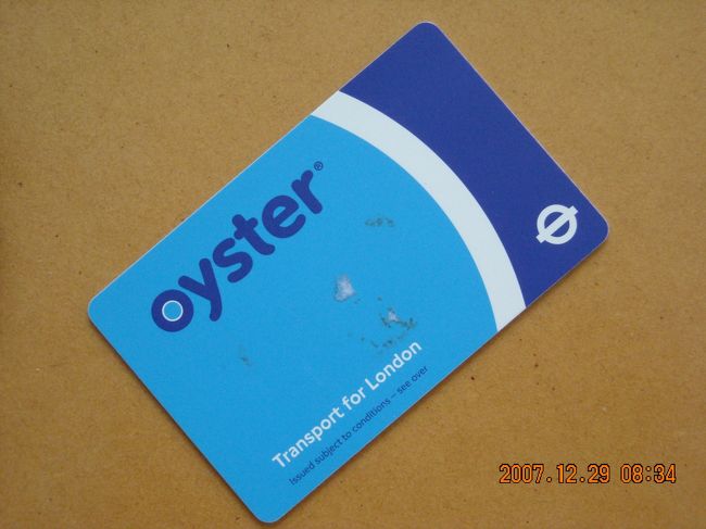 Oyster Cardは，事前に£20分を英国政府観光庁webから購入。<br /><br />現地で１度£20トップアップ。結局£10程度余ったが，返金して貰うのを忘れてしまった。