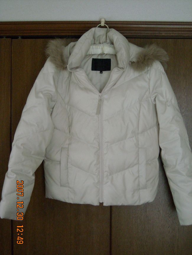 お世話になったダウン。<br /><br />幸い冬なので持参する服は最小限に。<br /><br />薄手のカシミヤのタートル黒と白。<br />デニムのガウチョパンツとカーキのワークパンツ<br />後，移動時には，黒のカットソーとカーキのジャージワンピ，黒のブーツで。<br />コートにはやはり軽量で温かいダウンを<br /><br />本当は厚手のセーターにしようかと思ったのだが，荷物を詰めてみると結構場所を取るので，薄手のにしておいた。結果正解。