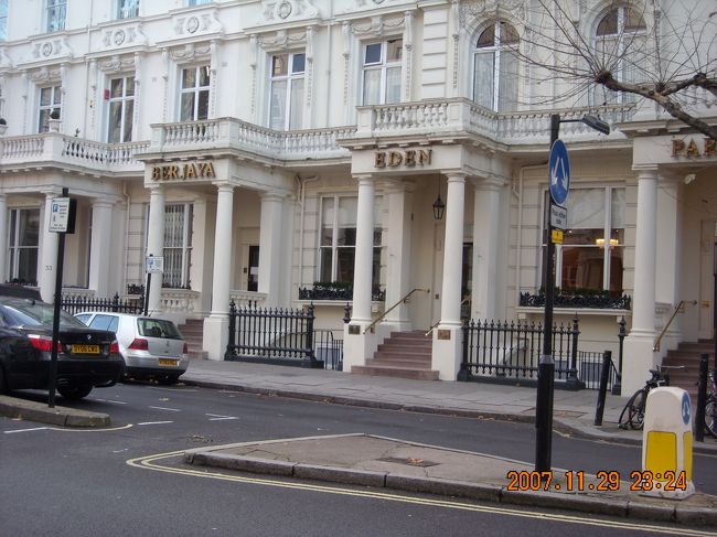 Webの予約サイト(CentralR.com)から手配したBerjaya Eden Park HotelへはTubeのBayswater駅から徒歩2分足らず。<br /><br />部屋が狭いと聞いていたが，それよりも廊下の狭さと内部の入り組み具合に驚いた。<br /><br />レストランもあるのだが，滞在中スペシャルメニューで「カレーフェア」みたいなのが開催されていた。タイカレーやインドカレーに加えて何故か日本風カレーがメニューに。食べなかったがどんなんだったんだろう。注文する人いたんだろうか。