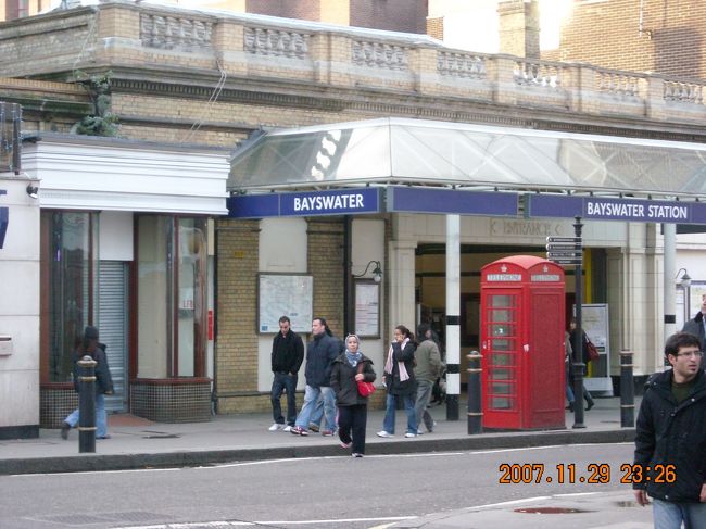 この日は滞在中唯一の晴天の日。Tower of LondonへCircleLineで向かうため，はりきってBayswater駅へ向かうが，Anti-Clockwise方面で相も変わらず大幅な遅れ。これだったらたまにきちんと動いている時だけ周知した方がいいのでは。