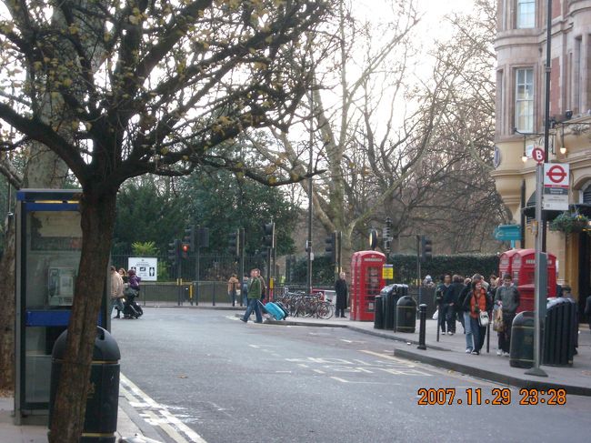 CentralLineでBankまで行き，MonumentでCircle LineのClockwise方面かDistrictLineに乗り換える事に