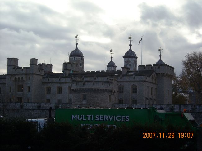 Tower of Lodon 遠景。<br /><br />入場料£16.00も取られたばい。