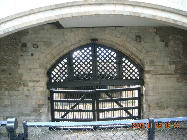 Traitors' Gate。<br /><br />この後入ったWakefield Tower。いきなり様々な拷問器具が。とても写真撮影する気にはなれず。<br /><br />上階へ上がろうとすると非常に狭いらせん階段を登るはめに。ちょっと後悔。欧米人にはサイズ的に登れない人も結構いるかも。