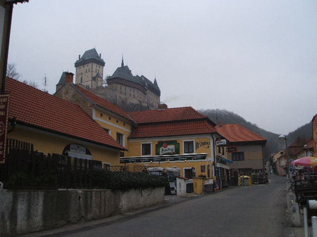 カルルシュテイン城が見えてきました。<br />通りにはお土産屋が立ち並んでいます。