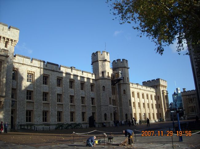 必見だそうだがCrwon Jewelsにはあまり興味がない。一応観たが，手元に有ったら歴史的価値とか関係なく売り飛ばしていると思う。