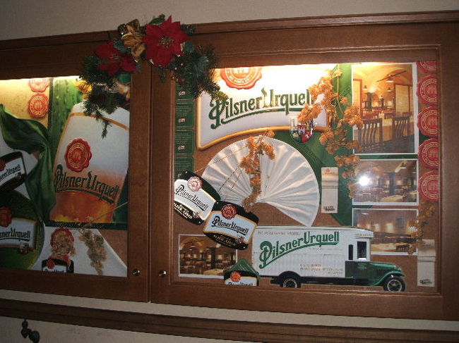 中にはレストランとお土産屋があります。<br />ここで買うビールはプラハ市内のスーパーテスコより安いです。<br />ビアグラスなどのグッズも売られています。