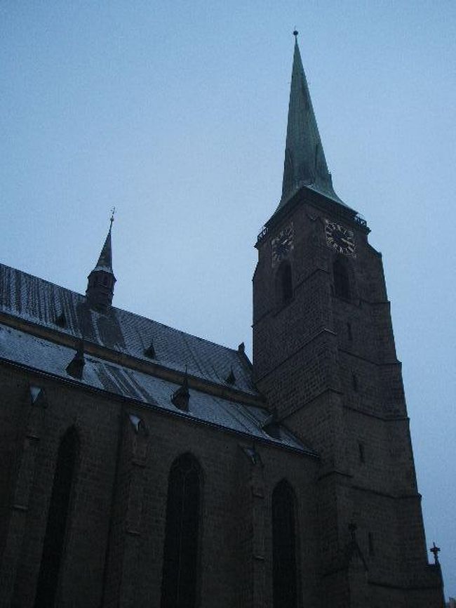 街の中心共和国広場にある聖バルトロミェイ教会。<br />この広場でもクリスマスマーケットが開催されていました。