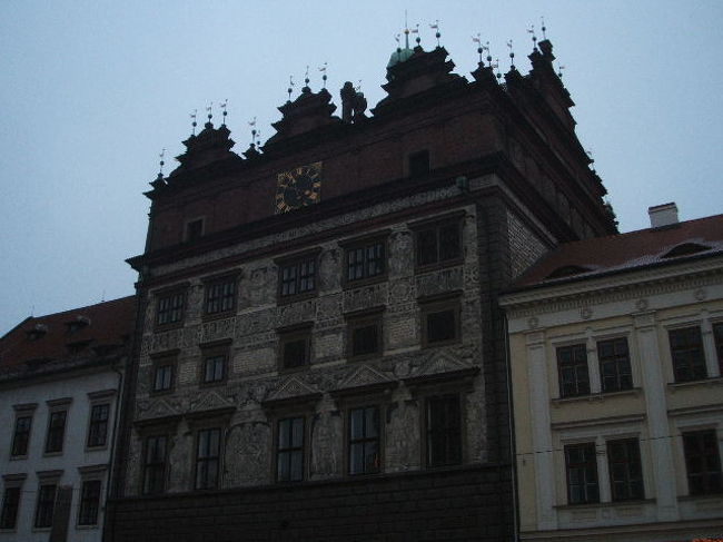 広場の北側にある市庁舎。<br />