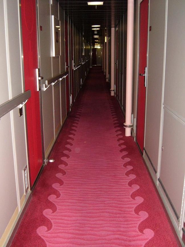 中クラスのキャビンの通路