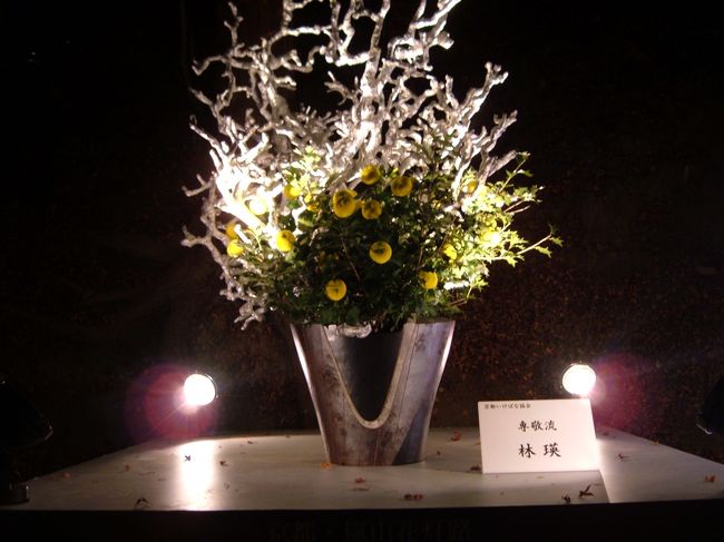 いけばなプロムナード<br />生花の各流派が、豪華なお手前を披露