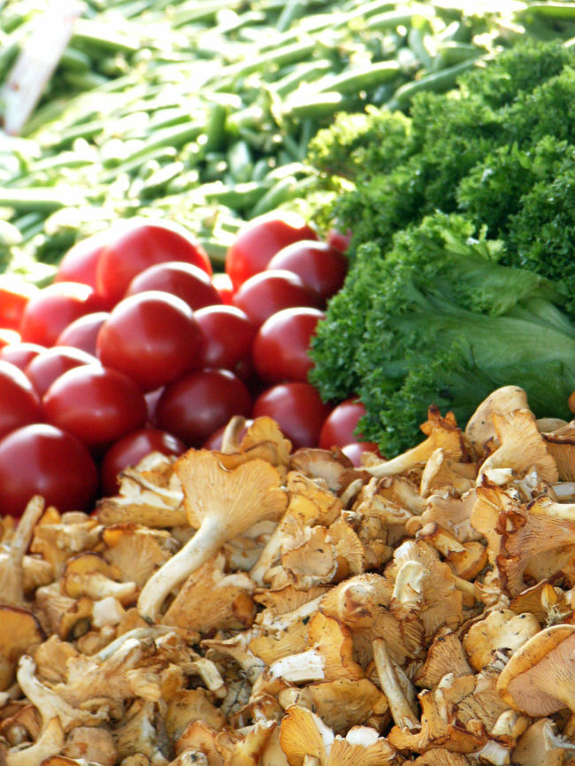 マーケット広場の野菜　トマトとキノコ