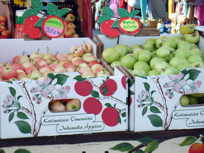 マーケット広場の果物　段ボールのプリントがかわいい