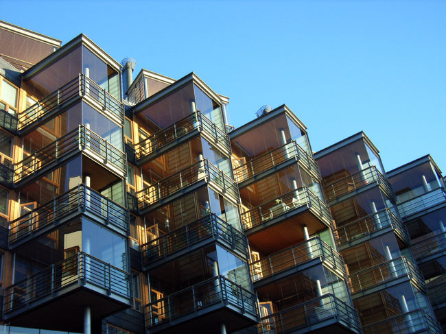 ヘルシンキ　Kanpi広場のマンション風建物　サンルームが北欧的