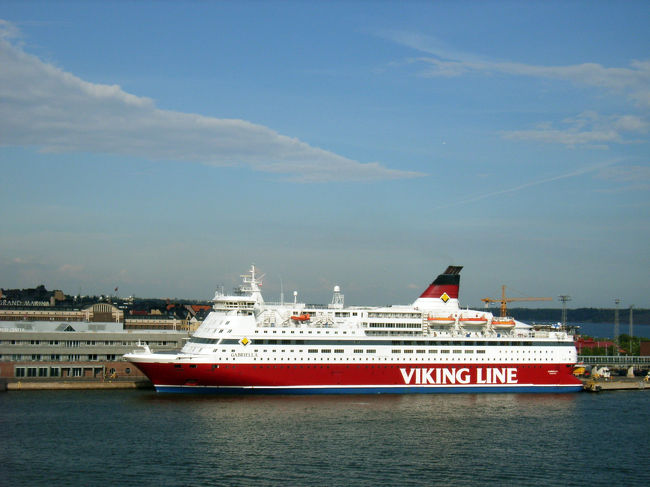 港の向かい側には「ヴァイキングライン」の赤い客船